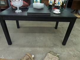 MODERN DINNING TABLE WITH 2 LEAVES