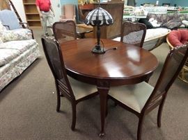 DAVIS FURNITURE TABLE, 2 LEAVES, 4 CHAIRS