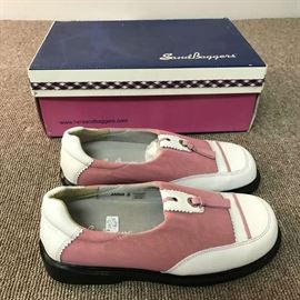 NEW-Pair of pink & white women's golf shoes by Sand Baggers. Size 6