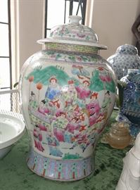 LARGE CHINESE REPUBLIC PERIOD FAMILLE ROSE PORCELAIN COVERED JAR
