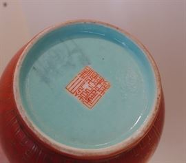 ANTIQUE CHINESE QING DYNASTY IRON RED GOURD JAR WITH GILT HIGHLIGHTS