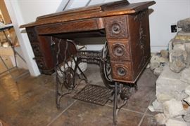 Antique 1913 Singer Table Sewing Machine Tweedle-Foot Pedal-Type Deluxe Largest 6-Drawer Model with Ornate Hand Carved Design Covering Case and Detailed Hand Painted Design Work in Excellent Condition on Machine.  FULLY FUNCTIONAL!