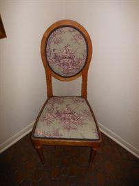 Antique chair/1 only