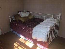 Iron trundle day bed
