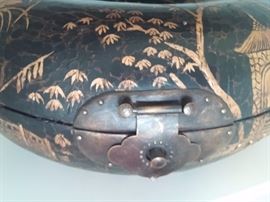 Chinese hand-painted opening circle box black with hand painted figures and scene