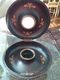 Chinese hand-painted opening circle box with black hand painted figures and scene 