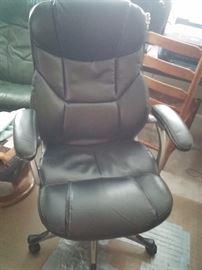 Leather armed swivel office chair