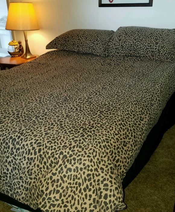 Full bed set: animal print comforter