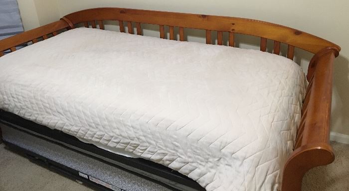 Very Nice Solid Wood Day Bed, Trundle & Mattress