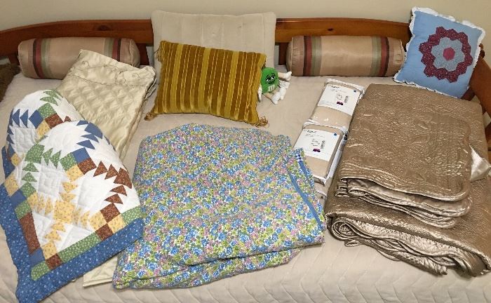Some Gorgeous Bedding, Quilt & Pillow Shams Appear to be Hand Stitched 