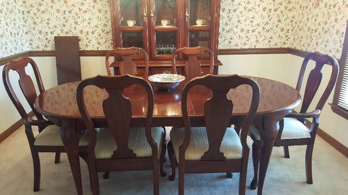 Queen Anne Style Dining Table w/ 6 chairs