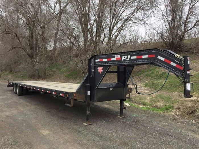Gooseneck flatbed trailer