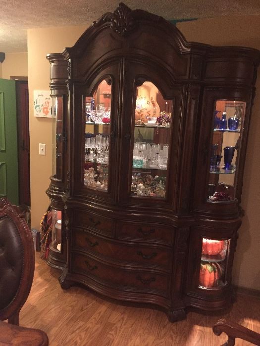 Beautiful  China cabinet $600 *Buy It Now PAYPALL*