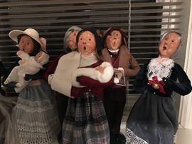 Really Cute Christmas Caroling Figurines 