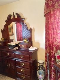 Beautiful Mahogany Dresser 