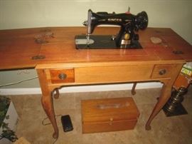 Antique cast iron Singer Sewing Machine..beautiful cabinet
