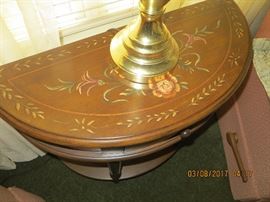 Top design of the one drawer accent table in the bedroom.