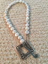Pearl/hammered silver necklace
