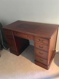 Small desk/sewing table (removable panel for sewing machine)
