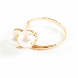 14K Gold Pearl Ring: 14 K Gold Pearl Ring. This twisted shank ring features two side by side pearls in a basket setting.