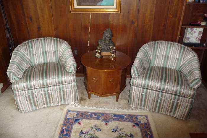 UPHOLSTERED ARMCHAIRS, ROUND END TABLE, STATUES