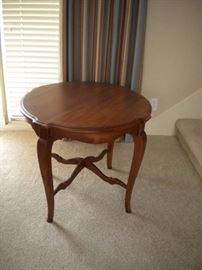 Solid wood beautiful grain top round end table
