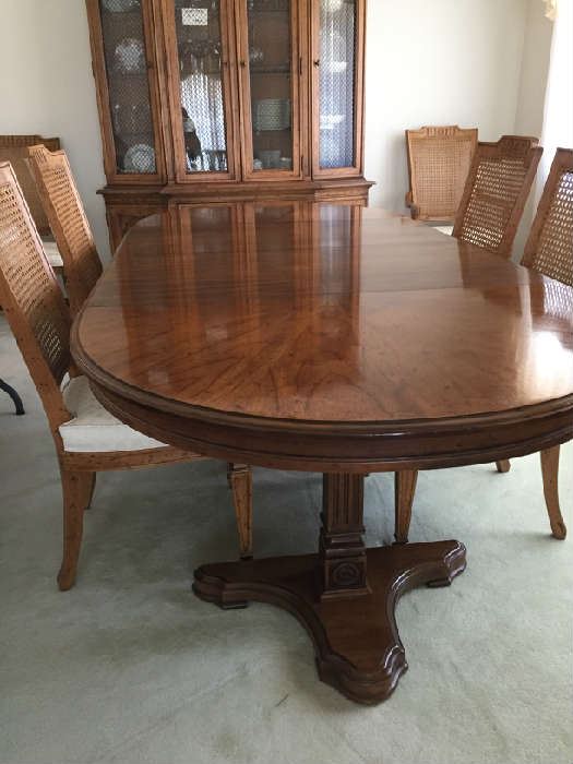 Gorgeous Drexel Heritage dining set with 2 leaves
