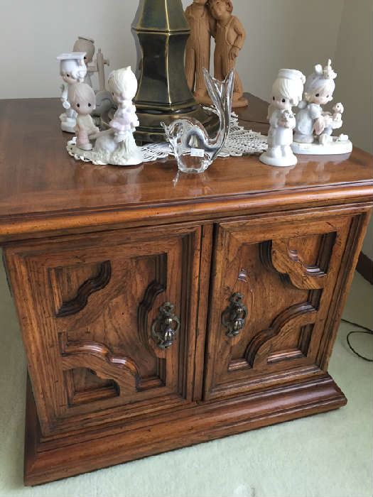 Beautiful Drexel Heritage end table cabinet