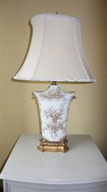 brown white toile lamp set. Many quality lamps