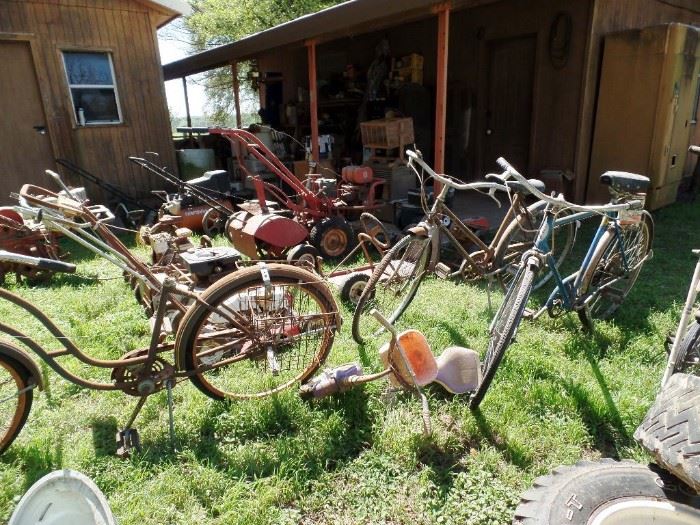 Several vintage bikes, great for deco or restoration