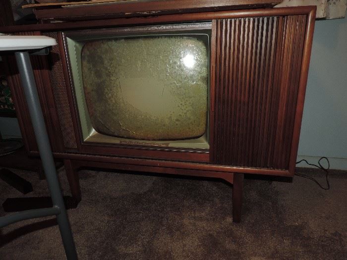 vintage console: glass on television needs repairing