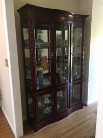 Gorgeous, like new Jasper Cabinet Company lighted display curio cabinet. Plate holder etched into all glass shelves. 