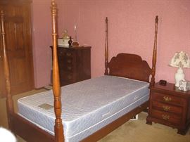 Lea logo/4-poster wood bed & mattress set