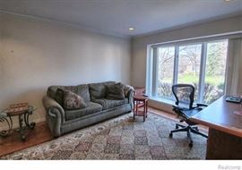 Broyhill Couch / Sofa  ~ 87'' L x 38'' D x 32'' H, seat height 19'' 