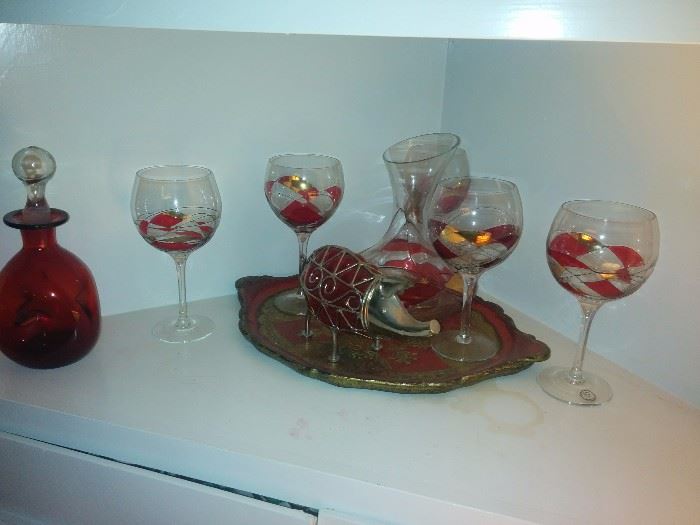 Set of decorative wine goblets, tray and decanter