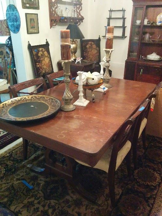Dining table with lyre base, mahogany; Four mahogany chairs