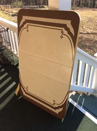 Wonderful 50's table - does have legs - just not attached - legs are a bit rusty, but that just gives them character! Ready for the retro kitchen in you! or a great game table for the kids.