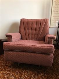 Retro swivel rocker with original upholstery in excellent condition.