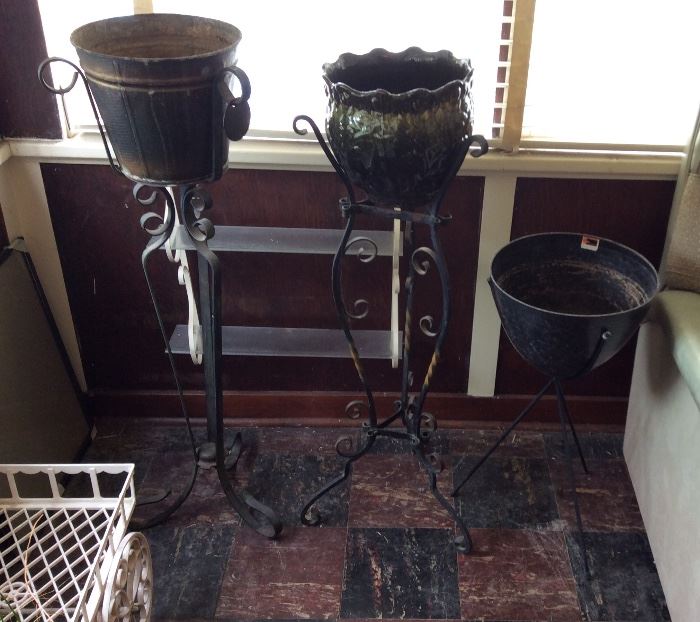Assorted plant stands including majolica jardiniere & mid-century black fiberglass bullet planter with stand