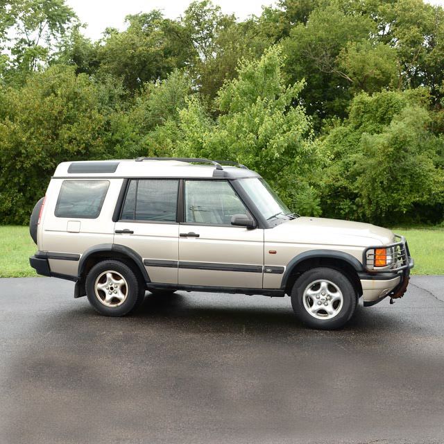 1999 Land Rover Discovery SUV: A Chawton White (khaki tan color) 1999 Land Rover Discovery 4.0 liter V8 with tan leather interior. VIN is SALTY1241XA226489, with the odometer reading 186,994 miles. This full-size luxury SUV features all-wheel drive 4-speed automatic with two skylights, side skylights and rumble seats in the rear.