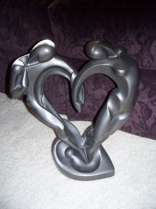 Two bodies heart scuplture