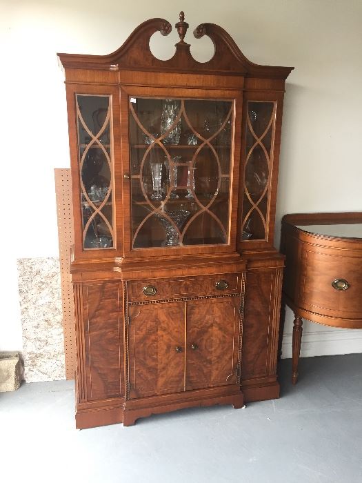 Vintage/Antique pristine condition 
China cabinet 