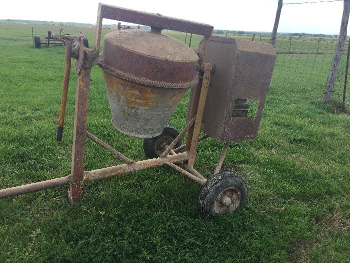 4.5hp cement mixer. New ones retail for $2500 and up. This one is $1200. 