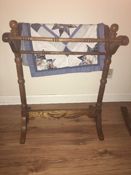 oak quilt rack that can hold small or large quilts