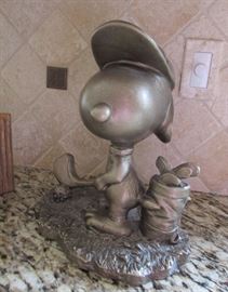 Snoopy golf statue