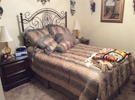 Full bed, lots of linens, lamps, tables, home decor - 