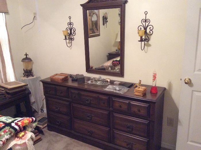 Dresser, mirror that matches, home decor 