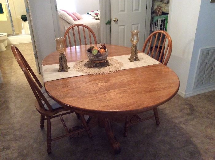 Lovely table with 5 chairs