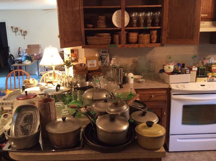 Cookware and full set of dishes