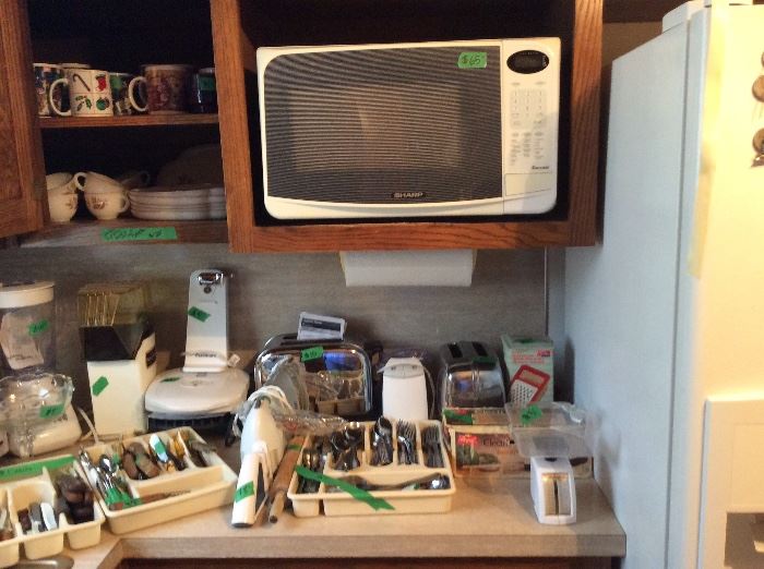 2 toasters, electric knife, WW food scale & more
